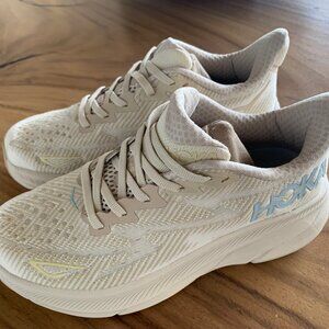 HOKA Clifton 9 shoes in Shifting Sand / Eggnog color size 7 US